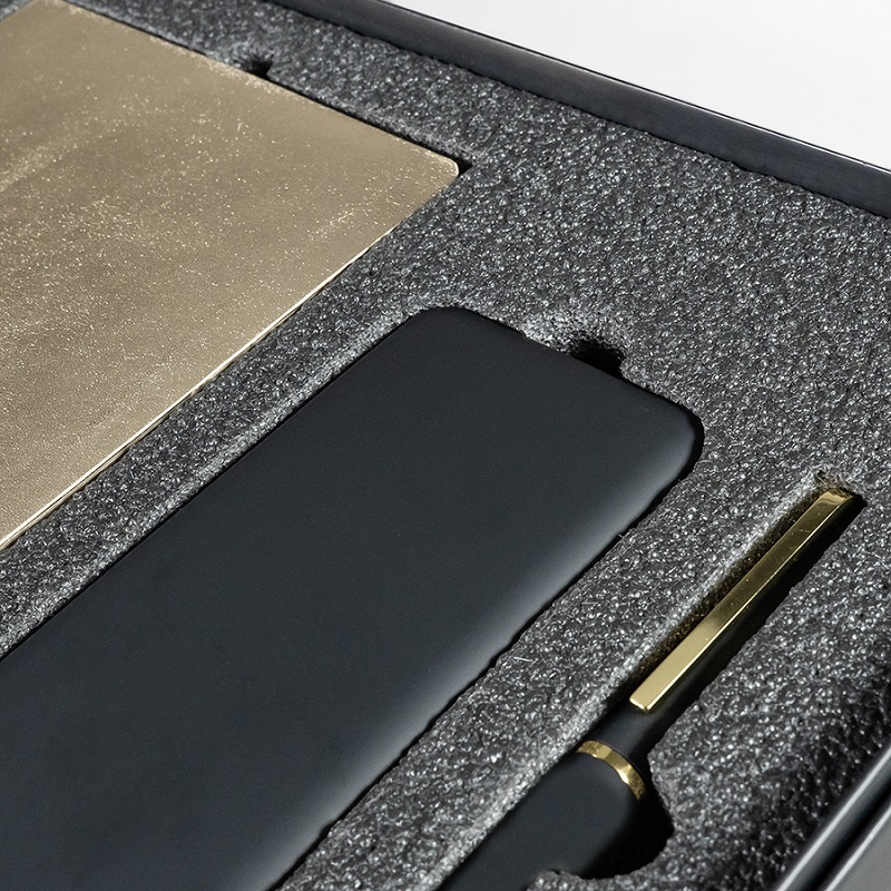 Набор подарочный   GOLDEN: бизнес-блокнот,  ручка  и power bank в коробке с ложементом — фото 8
