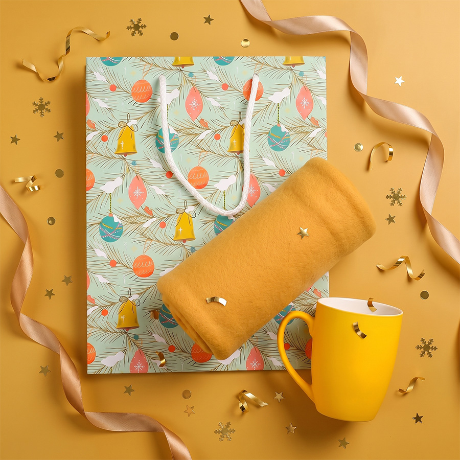 Набор подарочный  FESTIVE: плед, кружка, пакет с новогодним принтом — фото 2