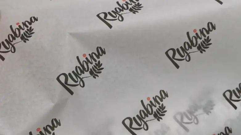 Белое тишью с чёрным логотипом Ryabina — печать в один цвет