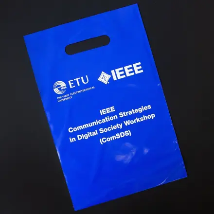 Синий полиэтиленовый пакет с логотипами ЛЭТИ и IEEE для конференции