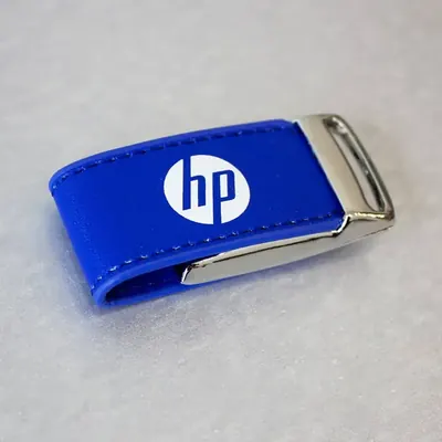 Кожаная USB-флешка с нанесённым логотипом крупным планом