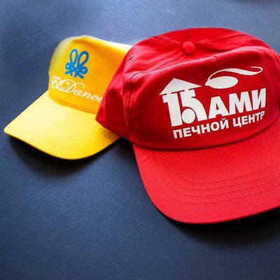 DTF-печать на чёрной поло сотрудника торговой точки